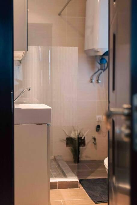 Apartamento Cozy Studio In The Heart Of Bucarest Exterior foto
